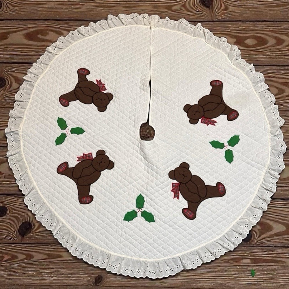 Vintage Handmade Christmas Tree Skirt Bears & Holly With Eyelet Lace‎ trim
